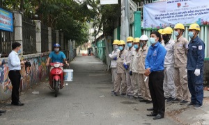 Đoàn viên Tổng Công ty Điện lực TP. Hồ Chí Minh (EVNHCMC) thi công sửa chữa đường dây mang điện bằng phương pháp mới